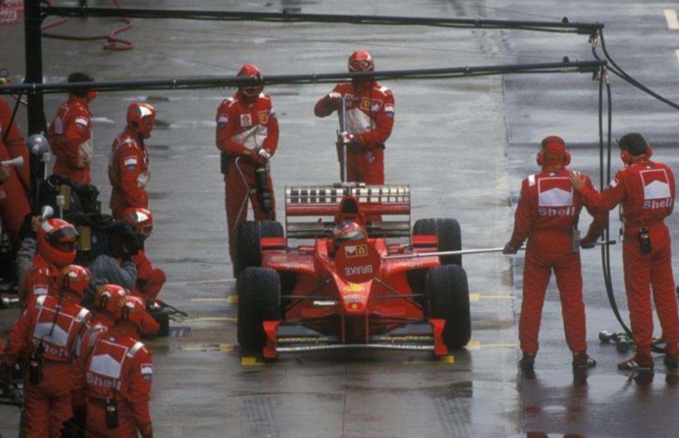 Gp Gran Bretagna 1998: Michael Schumacher compie la magia dalla pit&nbsp;lane