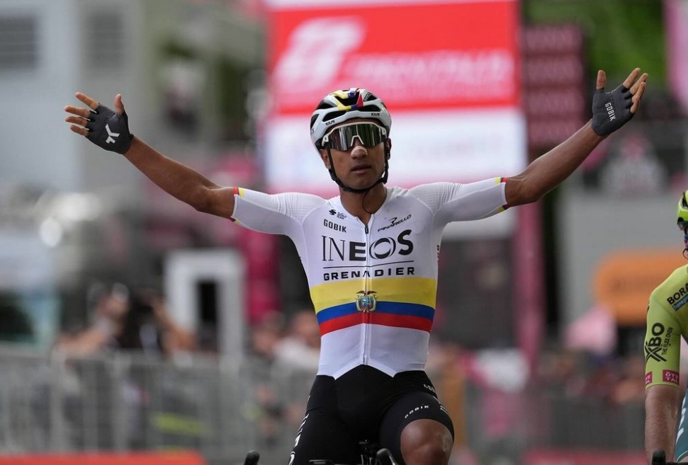 Giro d’Italia 2024 – Narvaez prima maglia rosa, beffato Pogacar