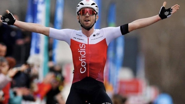 Giro d’Italia 2024: Il gruppo beffato dalla fuga, vince Benjamin Thomas